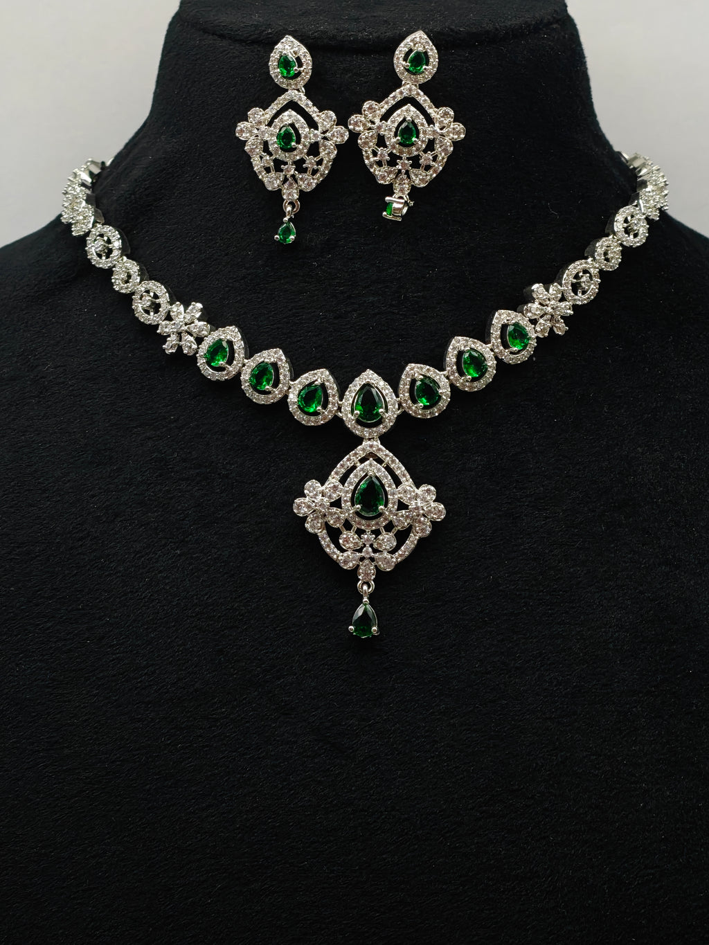 Necklace jewellery